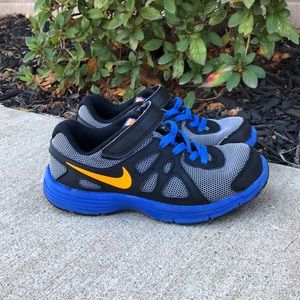 Nike Revolution 2 sneakers